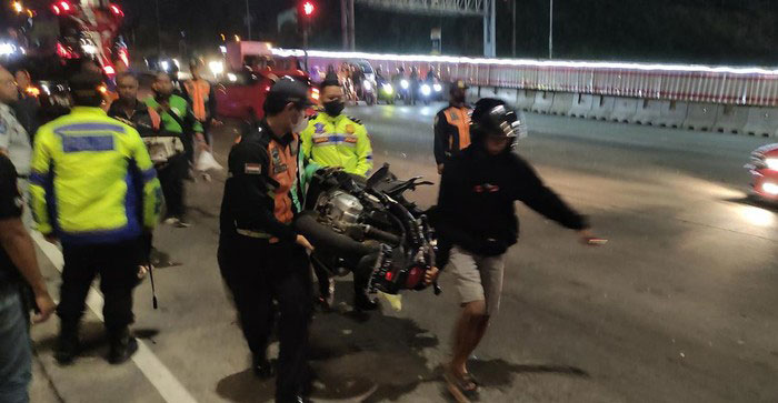 Kecelakaan maut terjadi di exit tol Bawen, Semarang, Jawa Tengah. Sebuah truk mengalami rem blong lalu menabrak puluhan kendaraan yang tengah berhenti di lampu merah.