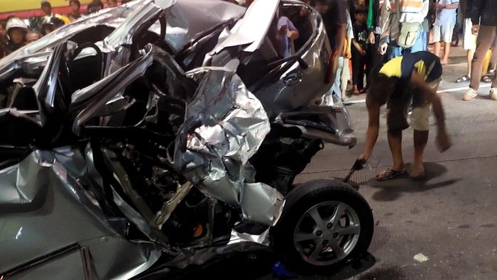 Kecelakaan maut terjadi di exit Tol Bawen, Semarang, Jawa Tengah (Jateng). Kecelakaan melibatkan truk menabrak sejumlah kendaraan dan menyebabkan 3 orang tewas dan puluhan mengalami luka-luka.