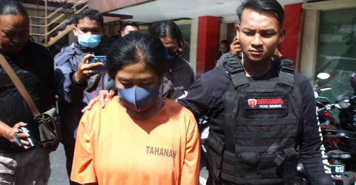 Wanita bernama Oom (49) kembali dibui gegara kasus judi. Mirisnya, Oom tega meracuni emak-emak di Karawang dengan judi togel online.