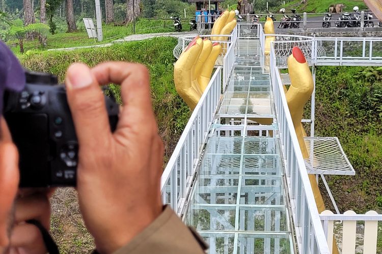 Jembatan kaca The Geong di Kabupaten Banyumas, Jawa Tengah, pecah pada Rabu