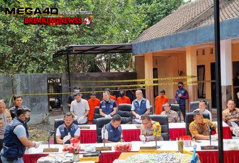 Bareskrim gerebek produsen kripik narkoba dan happy water di Banguntapan, Bantul, Jumat (3/11/2023). Foto: Pradito Rida Pertana/BeritaMega4D 