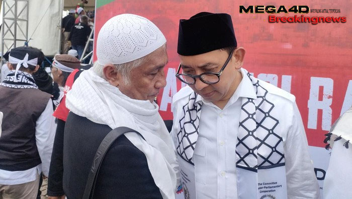 Fadli Zon saat hadiri aksi bela Palestina di Monas (BeritaMega4D.com)