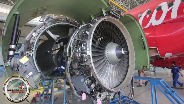 Teknisi tengah melakukan perbaikan pesawat di Hanggar 4 GMF, Tangerang, Jumat (6/11/2015). Hanggar milik Garuda Indonesia ini tersebut kekurangan teknisi pada tahun ini. (beritamega4d.com)
