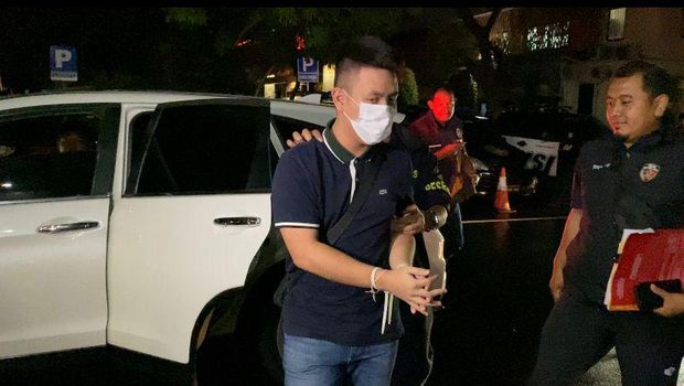 Jakarta - Christoper Steffanus Budianto alias Steven, tersangka penipuan sewa mobil yang merugikan artis Jessica Iskandar, akhirnya ditangkap di Bangkok, Thailand. Kini, Christoper resmi ditahan terkait kasus tersebut. 