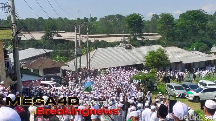 Pemakaman istri Habib Rizieq Shihab, Syarifah Fadhlun di Megamendung, Kabupaten Bogor, Jawa Barat diantarkan ratusan orang.