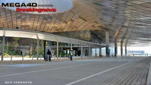 Menteri Perhubungan Budi Karya Sumadi, Jumat (8/12), meninjau kesiapan Bandara Internasional Dhoho Kediri jelang beroperasi secara komersial pada awal tahun 2024.