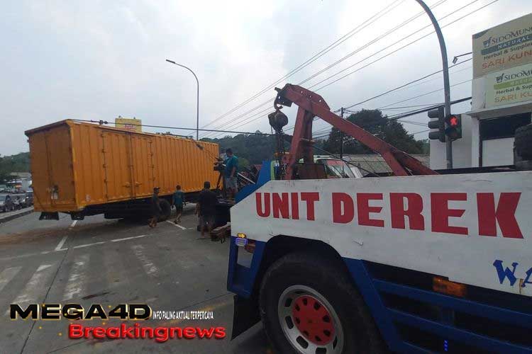 Sebuah truk terguling di pertigaan Bawen tepatnya di depan exit gerbang tol Bawen.