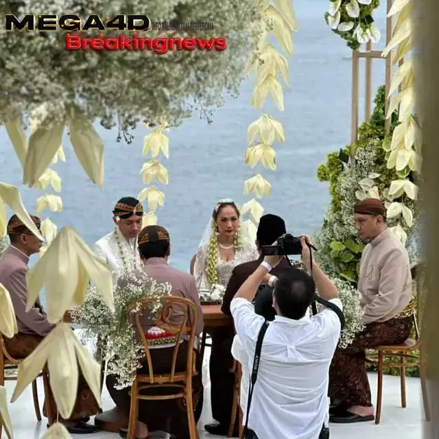 BeritaMega4D.com, Jakarta - Pernikahan Bunga Citra Lestari (BCL) dan Tiko Aryawardhana di Amankila Resort, Bali, pada Sabtu, 2 Desember 2023 dihadiri sejumlah selebriti. Salah satunya adalah Luna Maya. Ia membagikan keseruan acara tersebut pada sejumlah unggahannya di Instagram, termasuk menu hidangan saat resepsi pernikahan BCL dan Tiko.