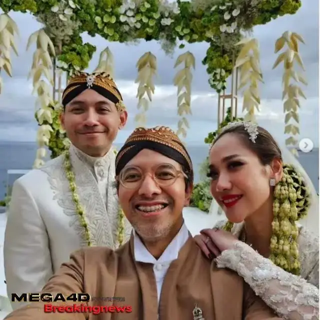 BeritaMega4D.com, Jakarta - Pernikahan Bunga Citra Lestari (BCL) dan Tiko Aryawardhana di Amankila Resort, Bali, pada Sabtu, 2 Desember 2023 dihadiri sejumlah selebriti. Salah satunya adalah Luna Maya. Ia membagikan keseruan acara tersebut pada sejumlah unggahannya di Instagram, termasuk menu hidangan saat resepsi pernikahan BCL dan Tiko.