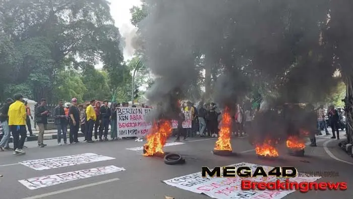 Sore Ini Mahasiswa Gelar Demo di Balai Kota Bogor, Bakar Ban-Blokade Akses Kendaraan