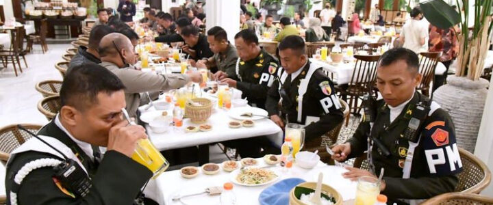 Saat Jokowi dan Iriana Ajak Pengawal Makan Malam Bersama…
