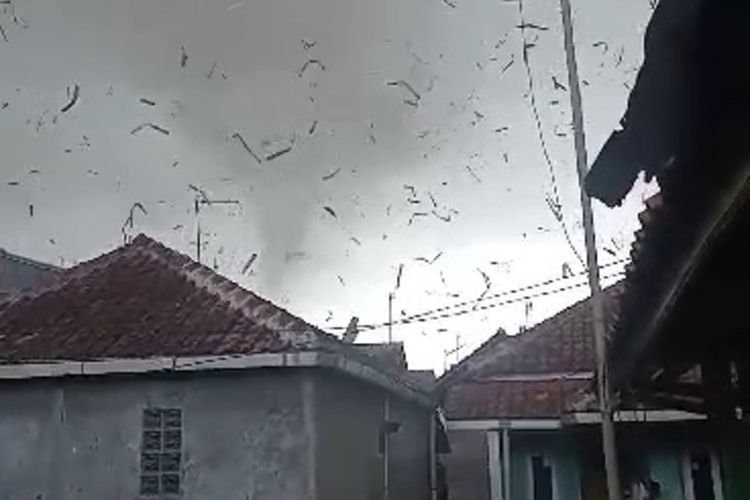 Angin puting beliung merusak atap rumah dan pabrik Kahatex di Jatinangor, Sumedang, Jabar, Rabu (21/2/2014) sore.
