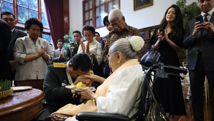 Prabowo sungkem kepada Sukartini Djojohadikusumo.