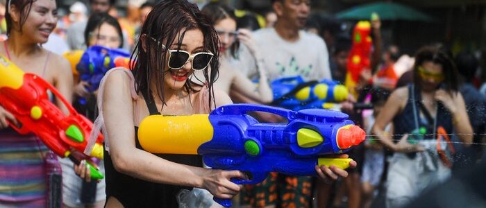 Dua Turis Korea Seks Oral di Keramaian Festival Songkran, Netizen Ngamuk!