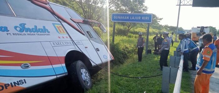 Kondisi bus PO Rosalia Indah yang kecelakaan di Tol Batang, Kamis (11/4/2024). (Foto: dok. istimewa)