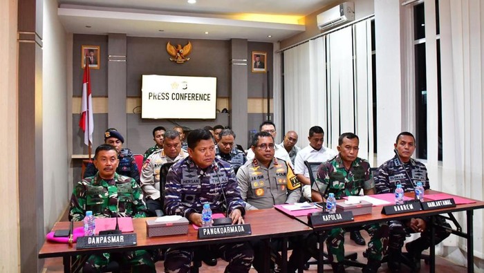 Foto: Panglima Komando Armada III, Laksamana Muda TNI Hersan dan Kapolda Papua Barat Irjen Johnny Eddizon Isir saat jumpa pers (dok istimewa).