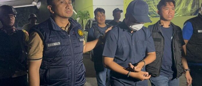 Ahmad Arif Ridwan Nuwloh, pembunuh wanita dalam koper di Cikarang, Bekasi, saat dibawa ke kantor polisi. (dok. Istimewa)