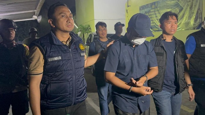 Ahmad Arif Ridwan Nuwloh, pembunuh wanita dalam koper di Cikarang, Bekasi, saat dibawa ke kantor polisi. (dok. Istimewa)