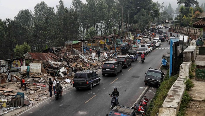 Ratusan lapak pedagang kaki lima (PKL) di sepanjang jalan Raya Puncak Bogor di Bongkar