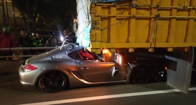 Porsche Tabrak Truk di Dekat GT Kuningan 2 Dini Hari Tadi, Pengemudi Tewas