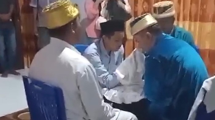 Foto: Tangkapan layar video viral pengantin pria di Ternate dipukul wali nikah usai ijab kabul. (dok. istimewa)