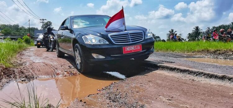 Jokowi Datang, Pemkab Lampung Selatan Sulap Jalan Rusak Jadi ‘Mulus’ dalam Semalam