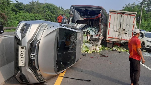 Kesaksian Pengemudi Selamat dari Jepitan Bus dan Truk di Tol Cipularang