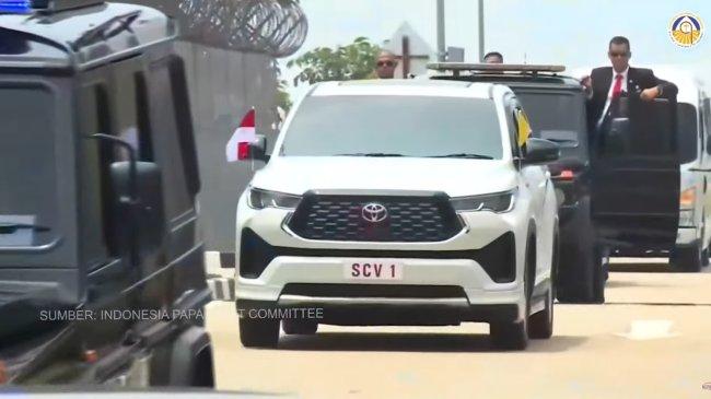 Toyota Kijang Innova Zenix Hybrid yang menjemput Paus Fransiskus menggunakan pelat nomor SCV 1.