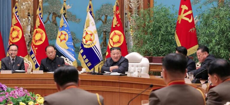 Kim Jong Un Gelar Rapat Darurat Militer Setelah Bombardir Jalan Menuju Korea Selatan