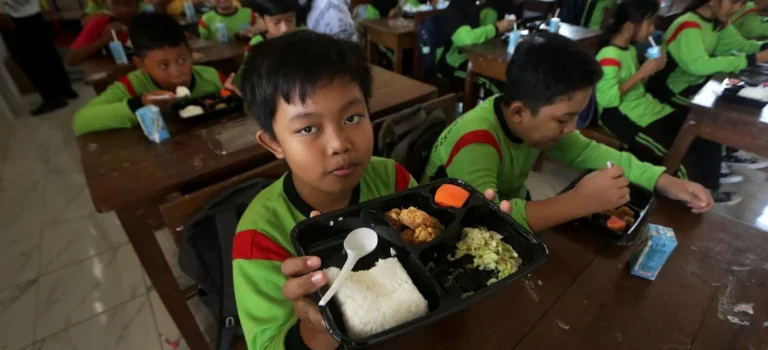 Program Gizi SDN Slipi: Menu Gratis Ayam, Sayur, dan Buah untuk Siswa